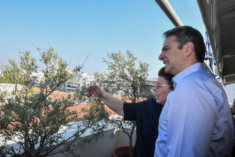 Η Λίνα Μενδώνη με τον Κυριάκο Μητσοτάκη στον 5ο όροφο του υπουργείου που βλέπει το τρίγωνο Εθνικού Αρχαιολογικού Μουσείου, το Ακροπόλ, το Πολυτεχνείο/ Φωτογραφία Εurokinissi Τατιάνα Μπόλαρη