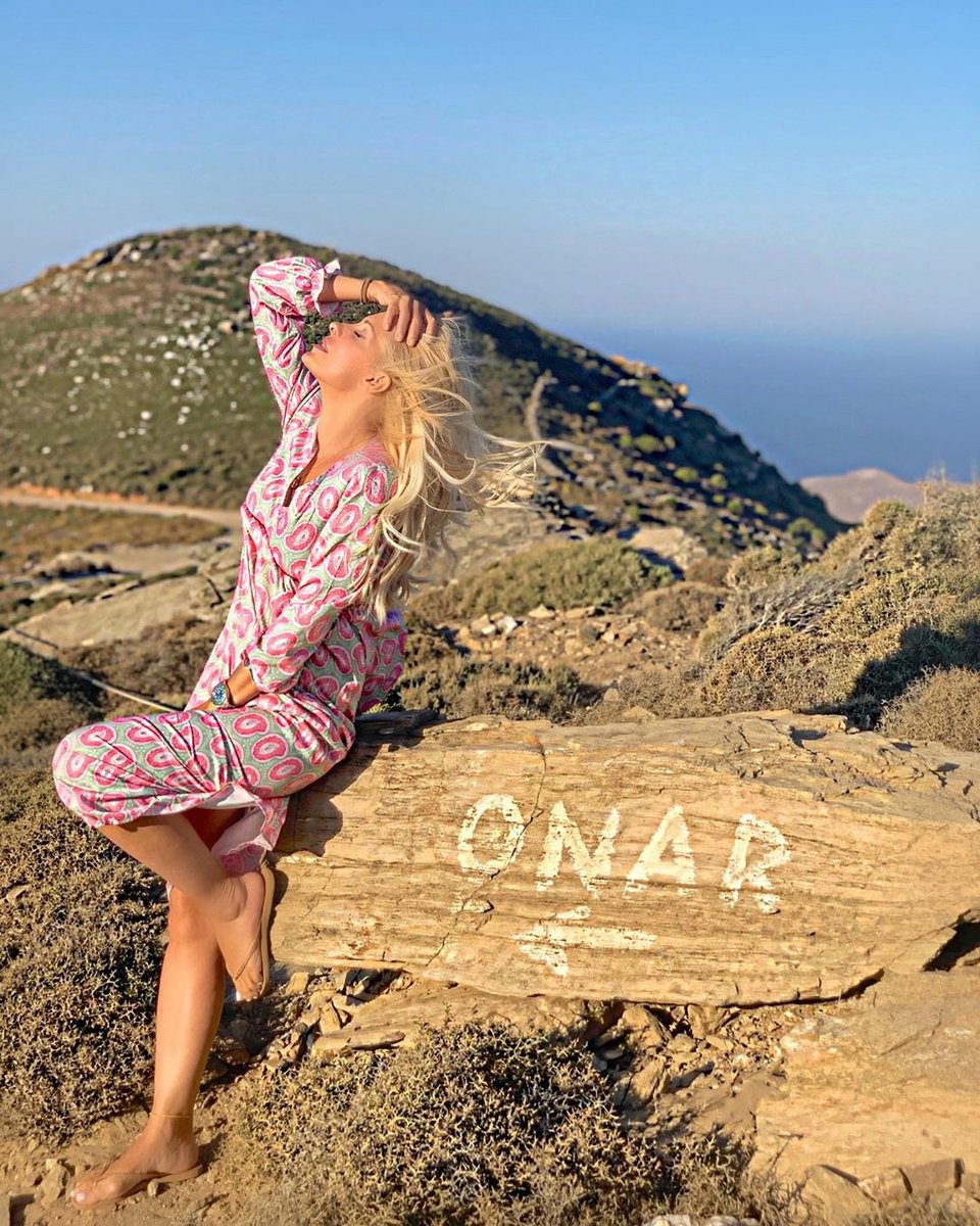 Η ανάρτηση της Ελένης Μενεγάκη που δείχνει ότι επέστρεψε στο νησί των Κυκλάδων