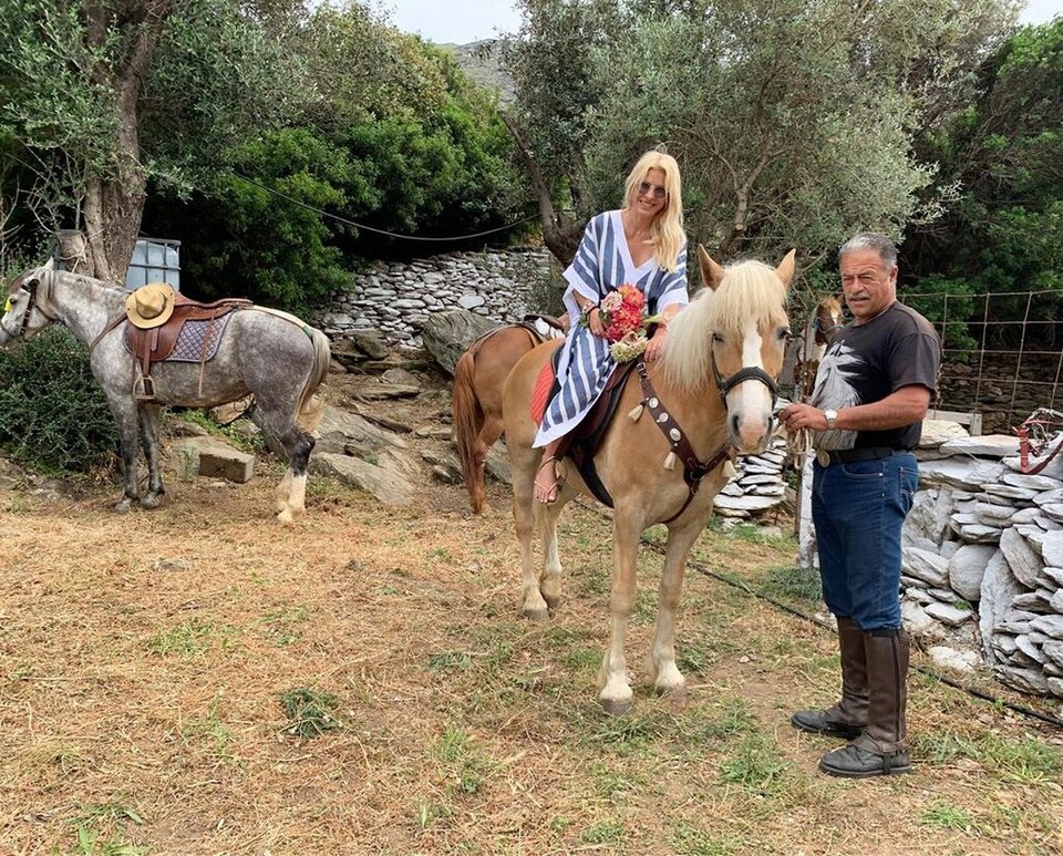 Ελένη Μενεγάκη στο άλογο