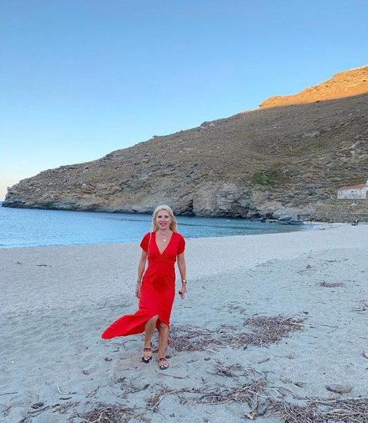 Η Ελένη Μενεγάκη με κόκκινο φόρεμα στην παραλία