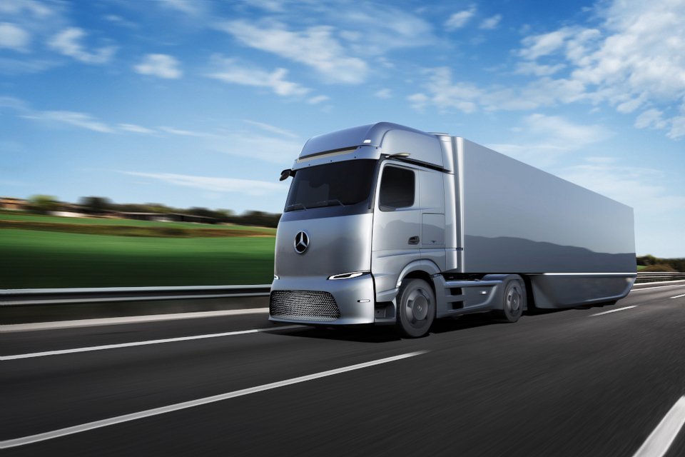 H Mercedes-Benz παρουσιάζει το μέλλον των φορτηγών