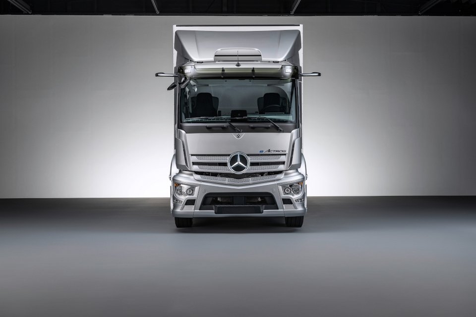 H Mercedes-Benz παρουσιάζει το μέλλον των φορτηγών