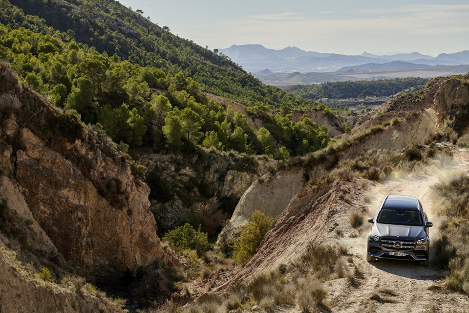 H νέα Mercedes GLS δεν καταλαβαίνει τίποτα στις off road διαδρομές 