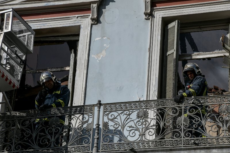 Πυροσβέστες στο μπαλκόνι του νεοκλασικού