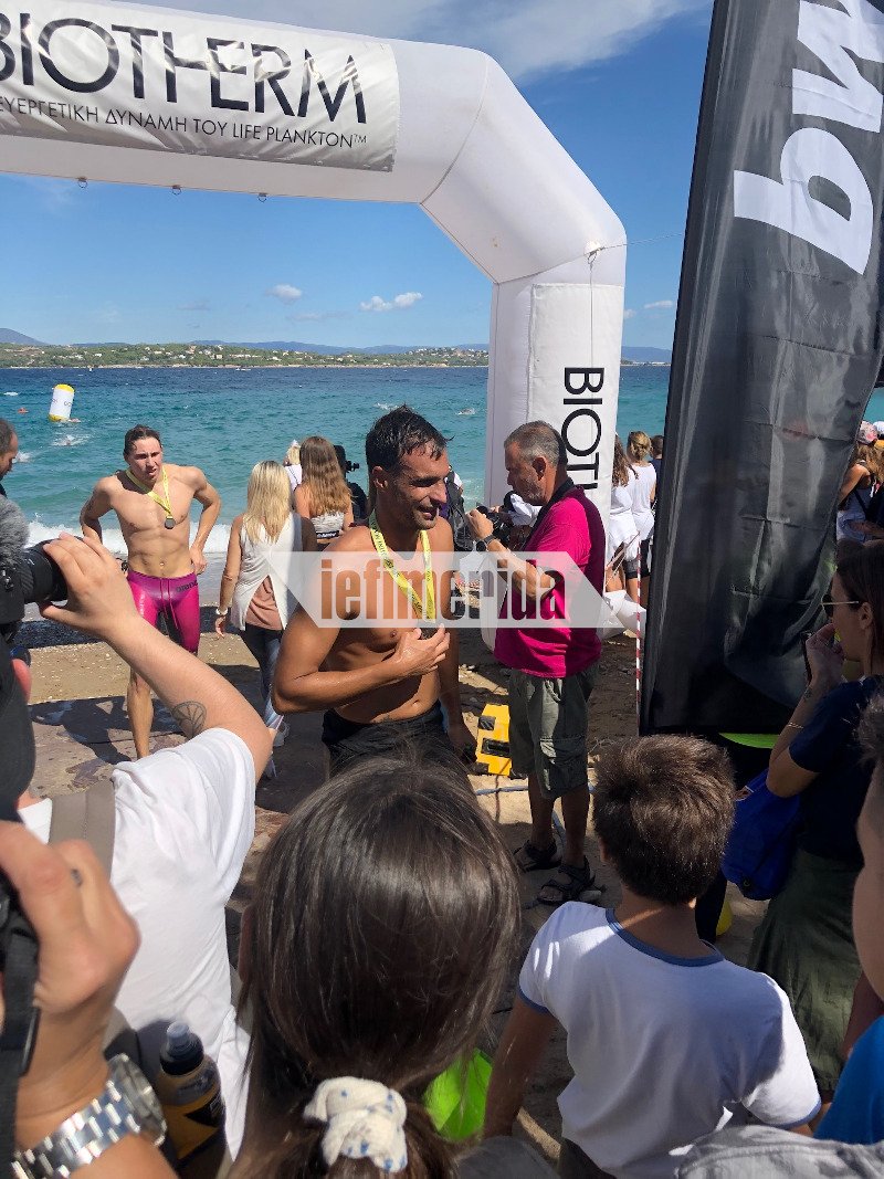 Η στιγμή που ο Γιάννης Δρυμωνάκος βγαίνει από τη θάλασσα με τον Γιάννη Θώμογλου