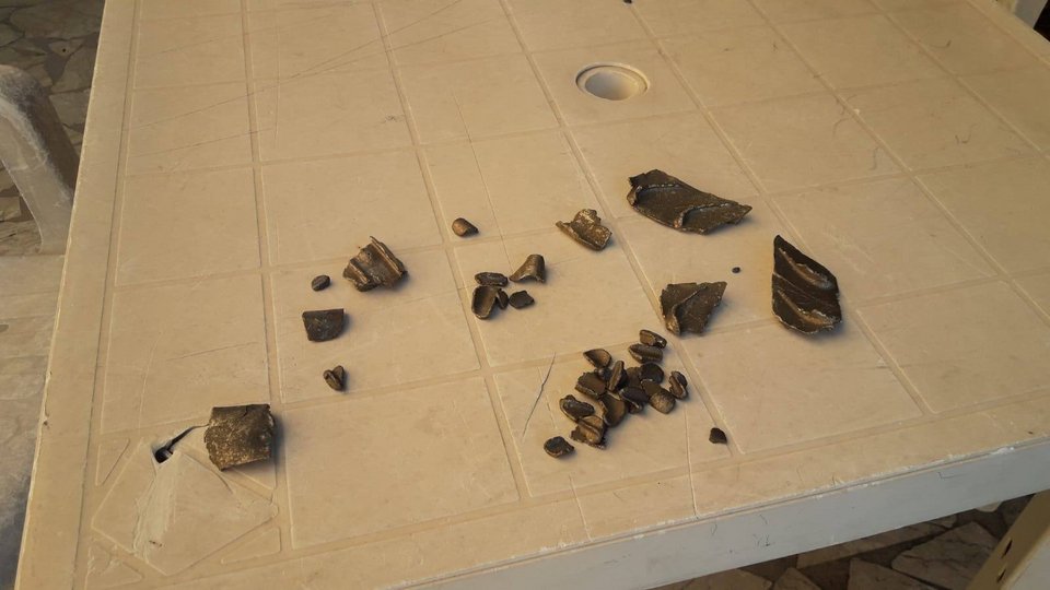 Το αεροπλάνο απογειώθηκε από το αεροδρόμιο με βλάβη σε έναν από τους κινητήρες, με αποτέλεσμα κάποια θραύσματα να πέσουν επάνω στους κήπους και τα αυτοκίνητα των κατοίκων της περιοχής Isola Sacra της Ρώμης