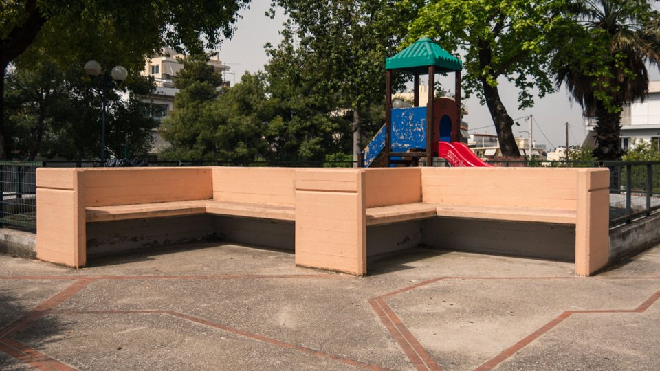 Τα παγκάκια σε πάρκο της Μεταμόρφωσης πριν την εικαστική επέμβαση