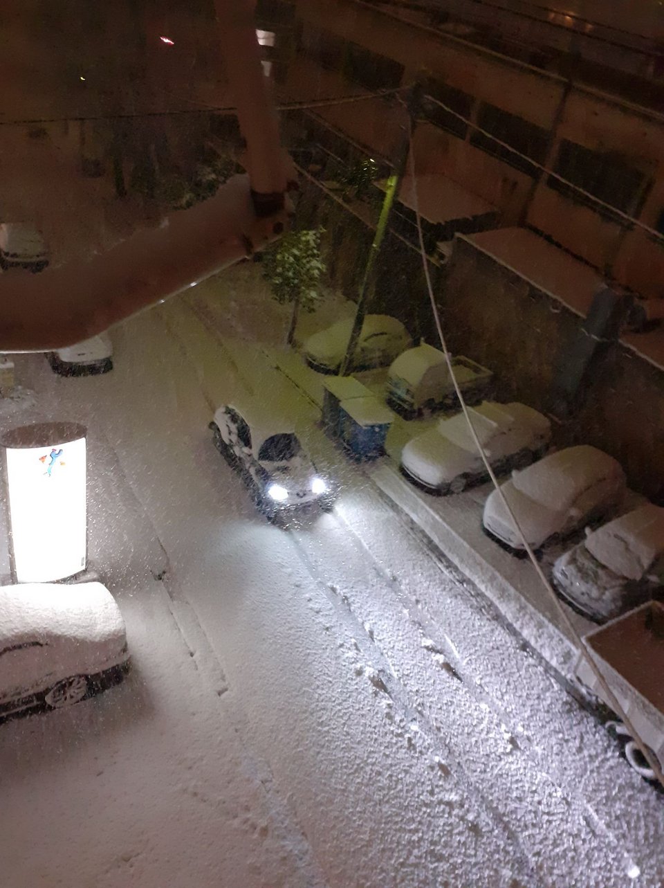 Πυκνή χιονόπτωση από νωρίς το βράδυ και στην Μεταμόρφωση / Φωτογραφία: iefimerida.gr