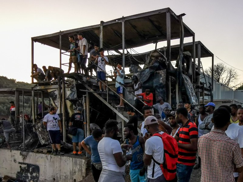 Μετανάστες σε καμένο κοντέινερ στη Μόρια