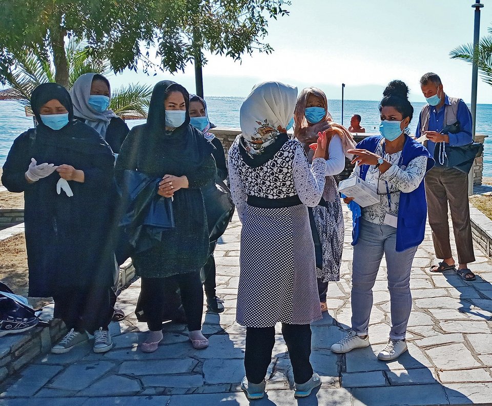 Με μάσκες και γάντια λόγω της πανδημίας του κορωνοϊού