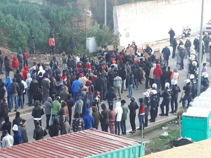 Μετανάστες στο ΚΥΤ Σάμου στον δρόμο