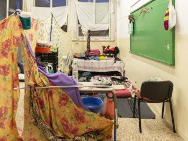 Μέσα στην παλιά αίθουσα του σχολείου
