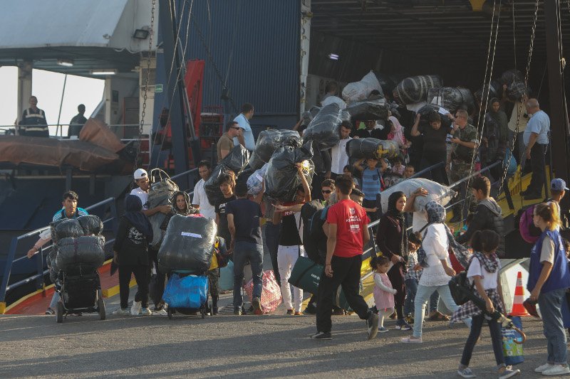 Οι μετανάστες από τη Μόρια αποβιβάστηκαν στο λιμάνι της Θεσσαλονίκης / Φωτογραφία: EUROKINISSI