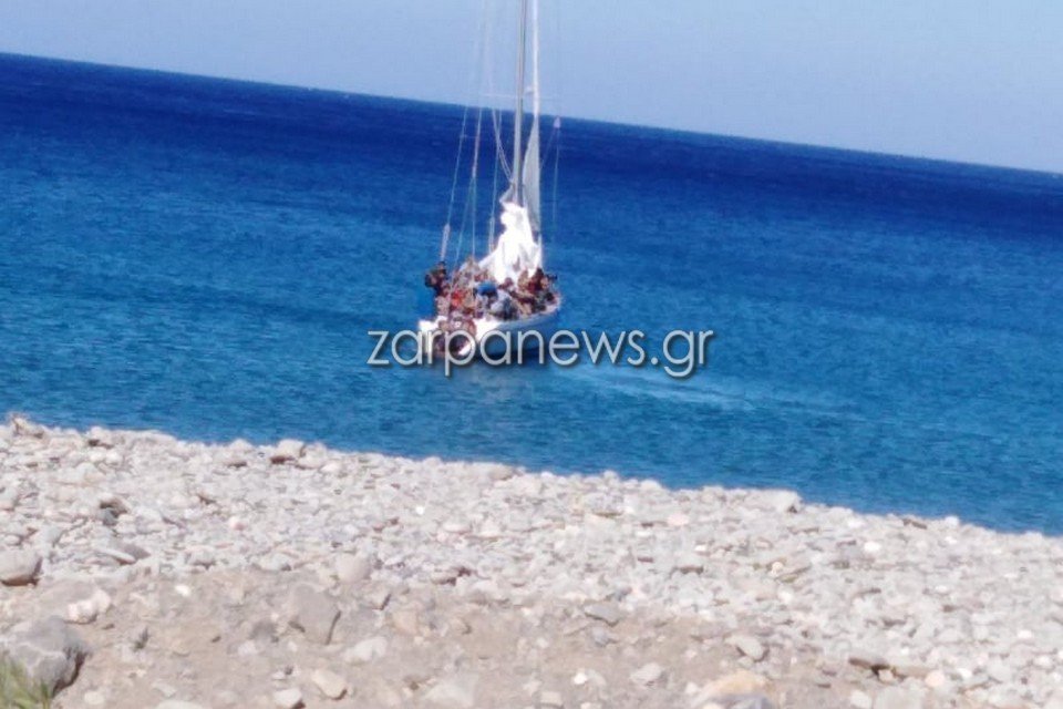 Ιστιοπλοϊκό γεμάτο μετανάστες ανοιχτά των Χανίων