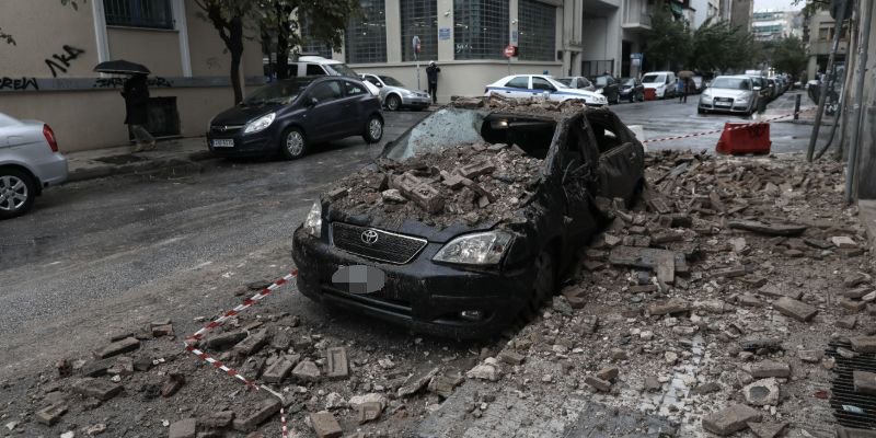 Ζημιές σε παρκαρισμένο ΙΧ / Φωτογραφία: Intimenews/ΛΙΑΚΟΣ ΓΙΑΝΝΗΣ