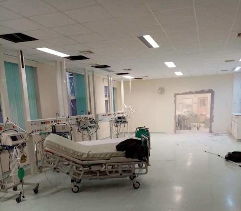 Γκρεμίζουν τοίχους για να φτιάξουν κι άλλη ΜΕΘ