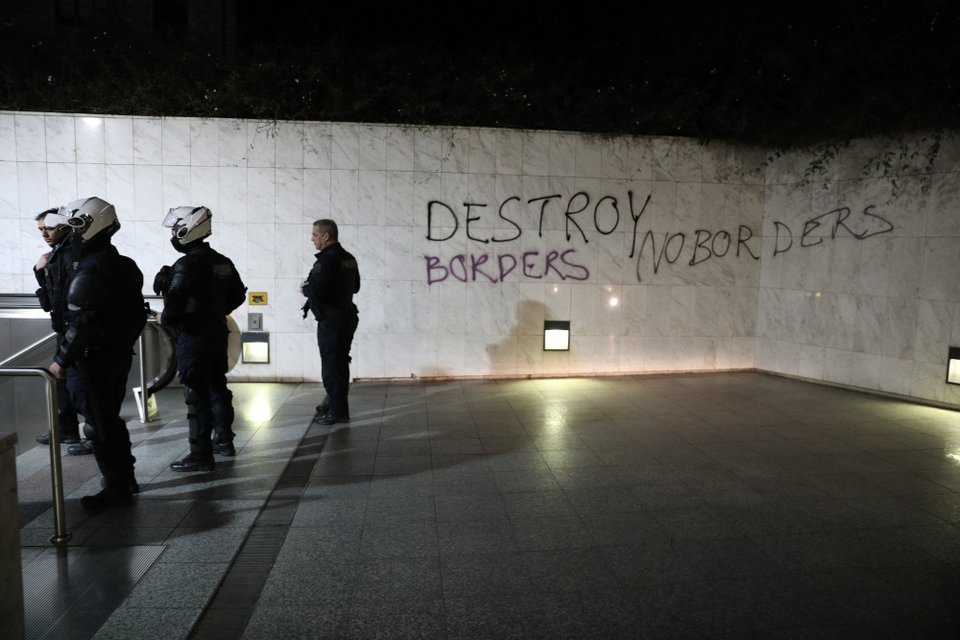 Αστυνομικοί και συνθήματα σε τοίχο του μετρό