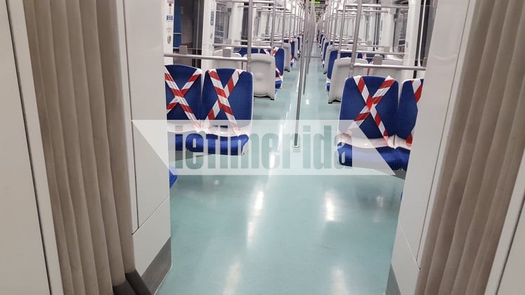 Κορδέλες σε καθίσματα στο μετρό