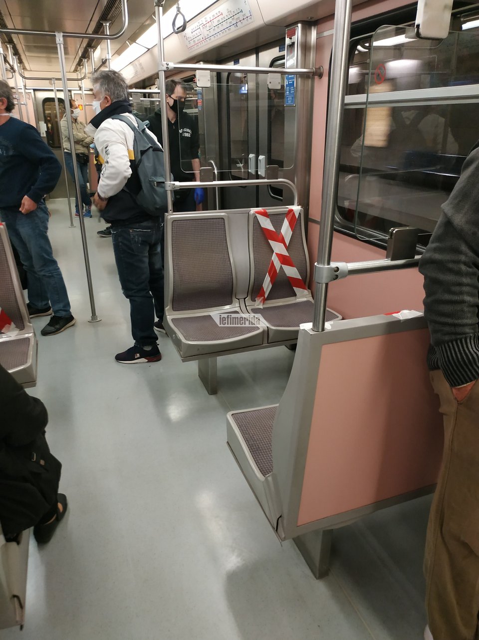Κόσμος με μάσκες στο μετρό