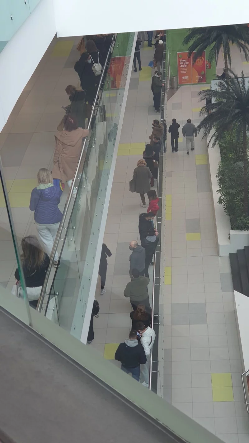 Ουρές στο «Athens Metro Mall»