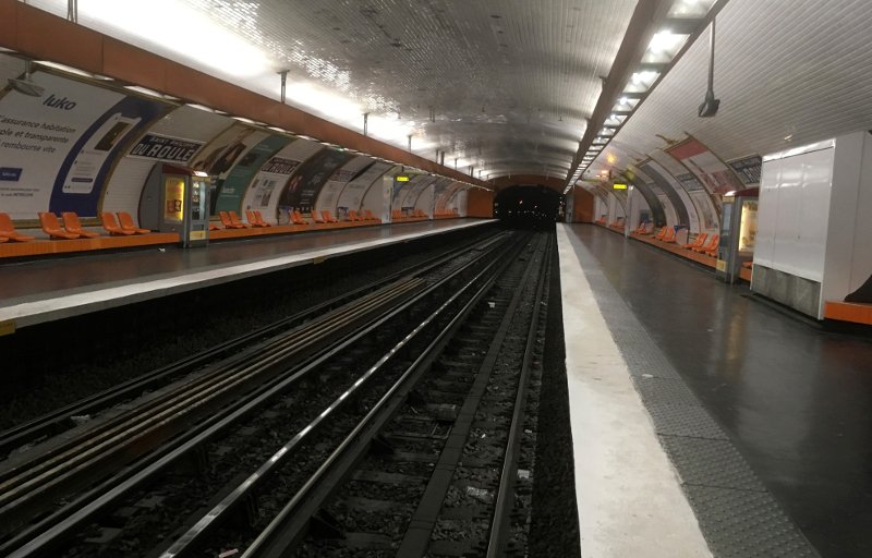 Αδειος σταθμός του μετρό στο Παρίσι λόγω της απεργίας