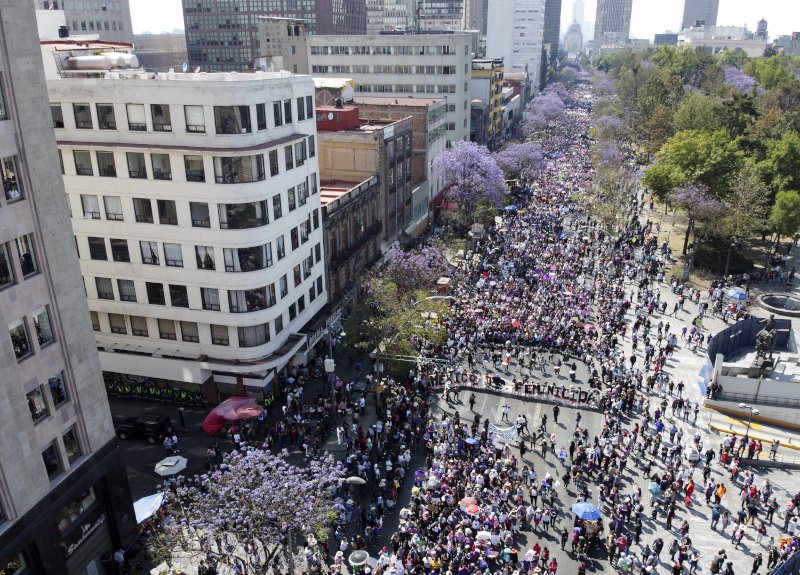 Πλήθος κόσμου στο κέντρο του Μεξικό για την Παγκόσμια Ημέρα της Γυναίκας