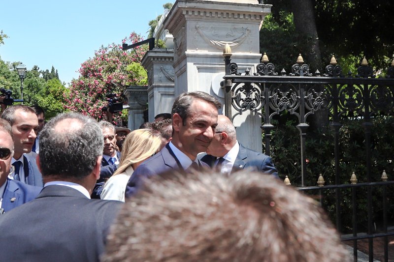 Χαμογελαστός έφτασε στο Προεδρικό Μέγαρο ο νέος πρωθυπουργός της χώρας Κυριάκος Μητσοτάκης