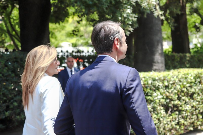 Ο Κυριάκος Μητσοτάκης και η σύζυγός του εισέρχονται στο Προεδρικό Μέγαριο / Φωτογραφία: Eurokinissi