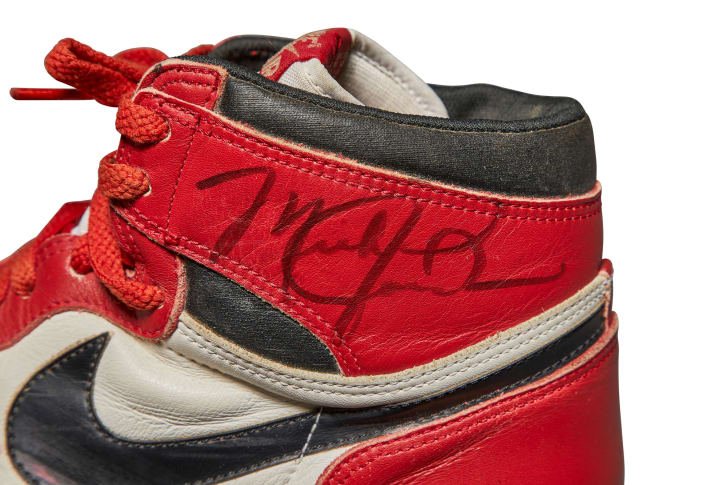 Το δεξί παπούτσι των Nike Air Jordan 1 φέρει την υπογραφή του διάσημου μπασκετμπολίστα με μόνιμο μαρκαδόρο