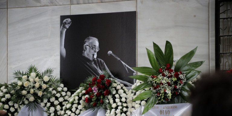 Πλήθος κόσμου στην πολιτική κηδεία του Θάνου Μικρούτσικου στο Α' Νεκροταφείο Αθηνών