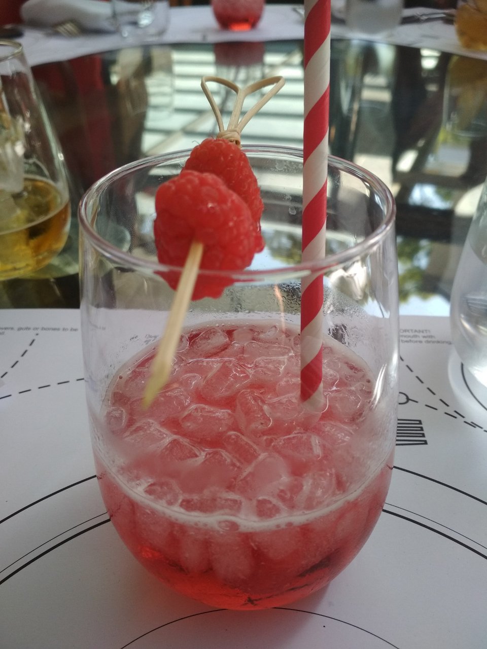 Το κόκκινο χρώμα του Strongbow Red Berries θυμίζει κρασί