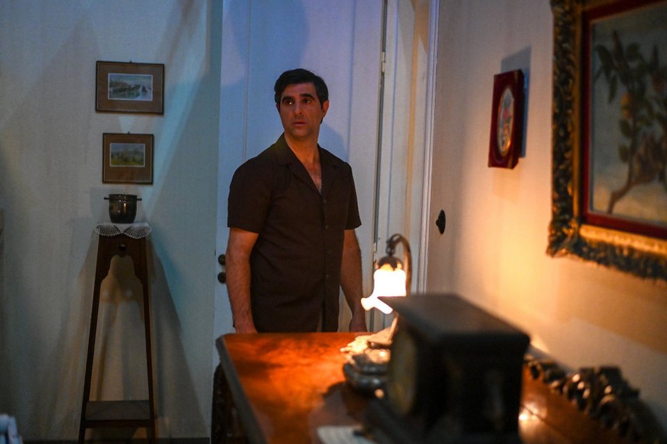 Ο ηθοποιός Γιώργος Γάλλος σε σκηνή από τη σειρά «Άγριες Μέλισσες»