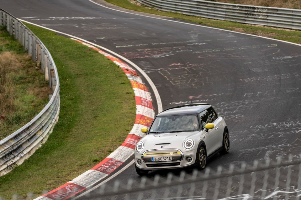 Ηλεκτρικό MINI «γυρίζει» στο Nurburgring σε Green Mode