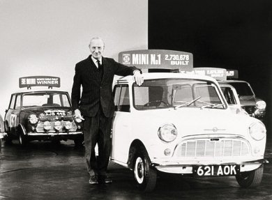 Ο Άλεκ Ισηγόνης πλάι σε ένα Mini. Ως εκείνη την εποχή είχαν κατασκευαστεί 2.736.678 αυτοκίνητα / Φωτογραφία: Facebook/AlecIssigonis