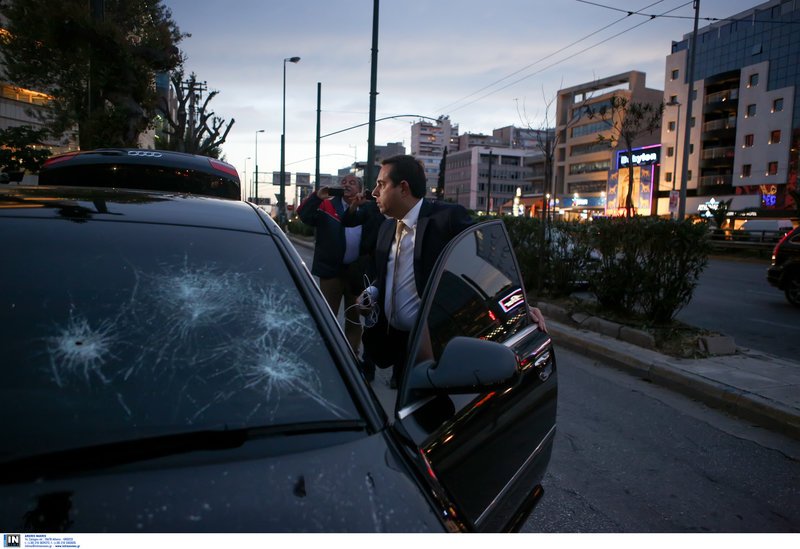 Ο Νότης Μηταράκης στο σπασμένο αυτοκίνητό του