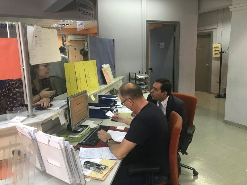 Ο Νότης Μηταράκης στο τηλεφωνικό κέντρο του ΕΦΚΑ