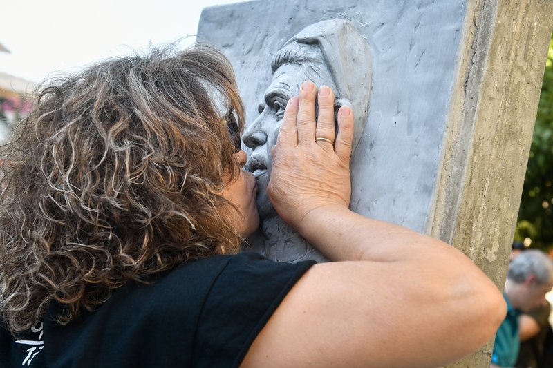 Συγκλονιστική είναι η εικόνα της μητέρας του, Μάγδας, η οποία φίλησε το μνημείο και στάθηκε συγκινημένη μπροστά του.
