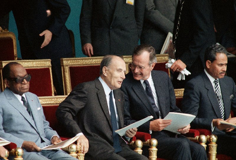 Ο Φρανσουά Μιτεράν με τον Τζορτζ Μπους τον πρεσβύτερο στην παρέλαση για τα 200 χρόνια από τη γαλλική επανάσταση