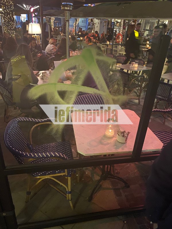 Βανδαλισμοί σε τζάμι καφετέριας