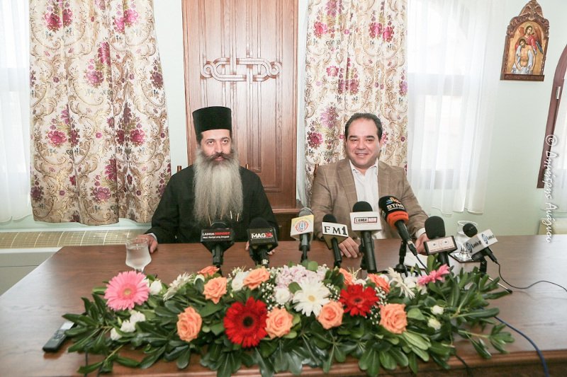 Ο Σεβασμιώτατος Μητροπολίτης Φθιώτιδος κ. Συμεών και ο διευθυντής της «Αποστολής» Κ. Δήμτσας