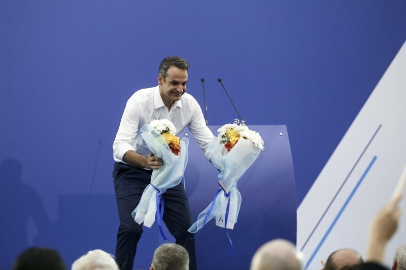 Ο Κυριάκος Μητσοτάκης παίρνει ανθοδέσμες μετά την ομιλία του