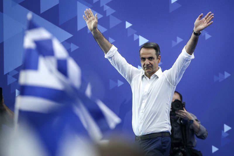 Ο Κυριάκος Μητσοτάκης χαιρετά τους συγκεντρωθέντες στο Περιστέρι