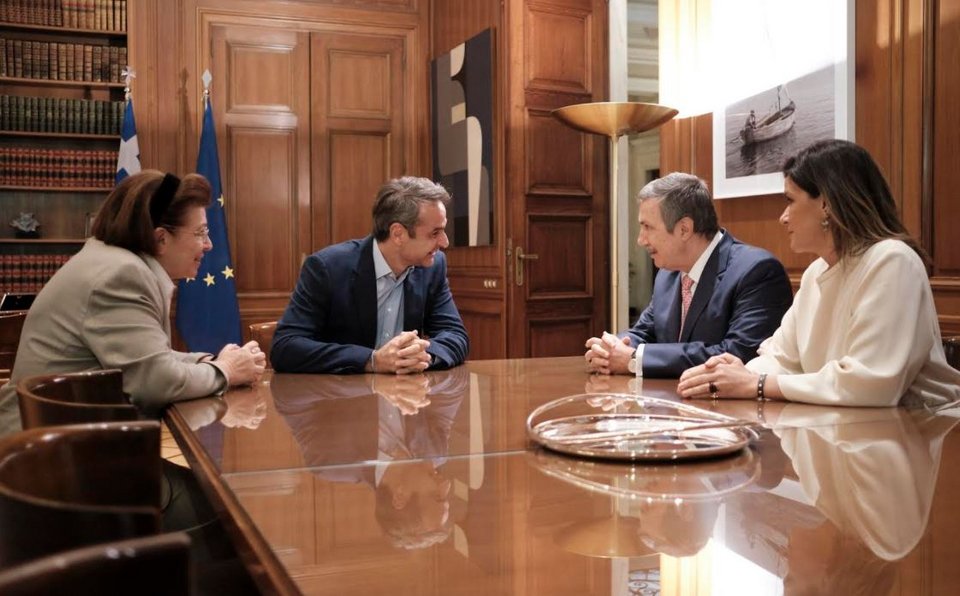 Λίνα Μενδώνη, Κυριάκος Μητσοτάκης, Αντώνης Παπαδημητρίου, Αφροδίτη Παναγιωτάκου στη συνάντηση όπου ανακοινώθηκε η χορηγία του Ιδρύματος Ωνάση για τον φωτισμό και το αναβατόριο στην Ακρόπολη.