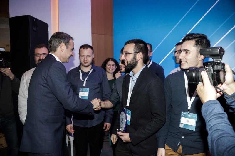 Ο Κυριάκος Μητσοτάκης με την ομάδα που κέρδισε στο Βιομηχανικό Συνέδριο του ΣΕΒ