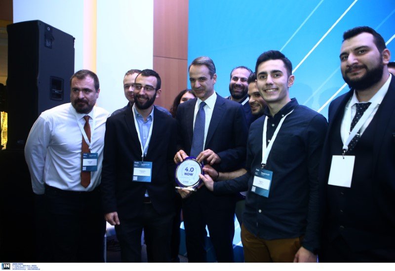 Ο Κυριάκος Μητσοτάκης με την ομάδα που κέρδισε στο Βιομηχανικό Συνέδριο του ΣΕΒ