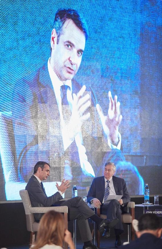 Ο Κυριάκος Μητσοτάκης απαντά σε ερωτήσεις
