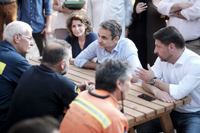Ο Κυριάκος Μητσοτάκης συνομιλεί με δασοπυροσβέστες στον Υμηττό