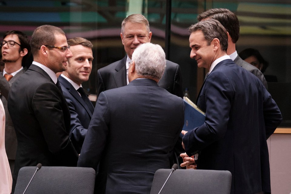 Ο Κυριάκος Μητσοτάκης με τον Εμανουέλ Μακρόν και άλλους ηγέτες -Φωτογραφία: © European Union