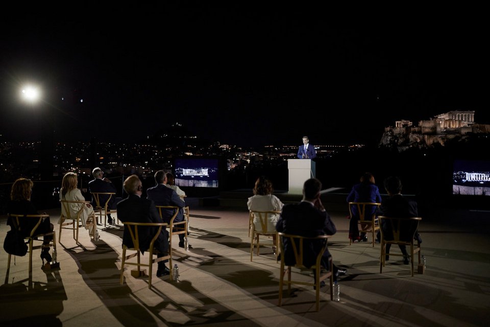 Με φόντο την υπέροχα φωτισμένη Ακρόπολη και την νυχτερινή Αθήνα η ομιλία Μητσοτάκη