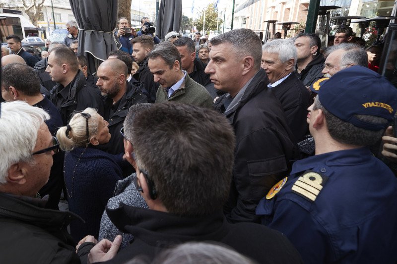 Ο πρωθυπουργός είχε συνομιλία με πολίτες της Αλεξανδρούπολης -Φωτογραφία: ΓΡΑΦΕΙΟ ΤΥΠΟΥ ΠΡΩΘΥΠΟΥΡΓΟΥ